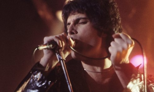 Freddie_Mercury_performing_in_New_Haven,_CT,_November_1977-crop_pan.jpg